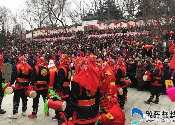 逛庙会是烟台人的年俗,农历初五至初十,最有年味的地方就数毓璜顶公园