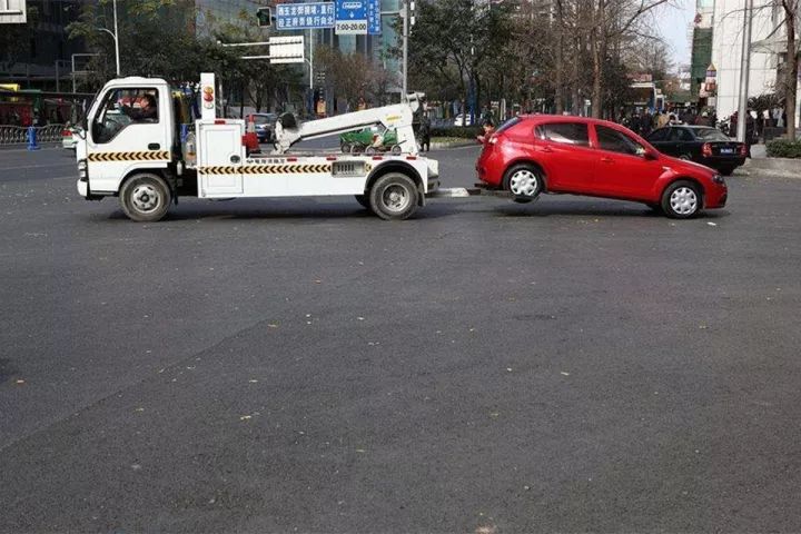 违停拖车,拖车费和停车费到底谁来承担?