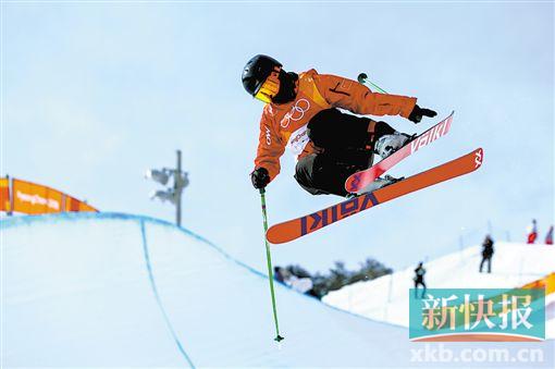 自由式滑雪u型场地赛 15岁张可欣闯入决赛