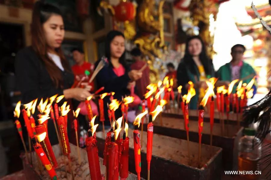 正月初一,泰国华人在寺庙祈求来年风调雨顺,家人平安(来源:新华社)