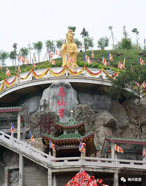 禅林寺坐落于离广东省梅州市梅县区畲江镇约二公里的松林村.