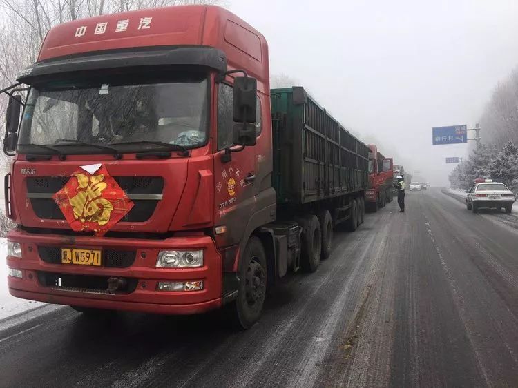 民警提醒路边休息的大型货车司机驶离现场,消除交通安全隐患