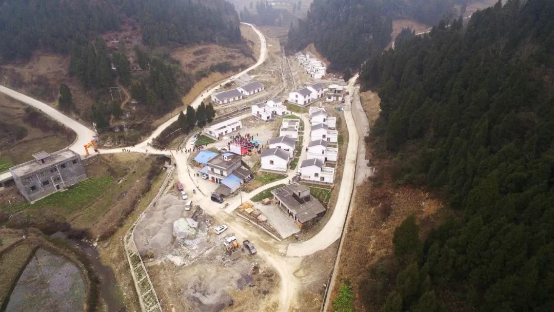 村组面貌日新月异,今年过年,村民们也就萌生了大家一起过热闹年的想法