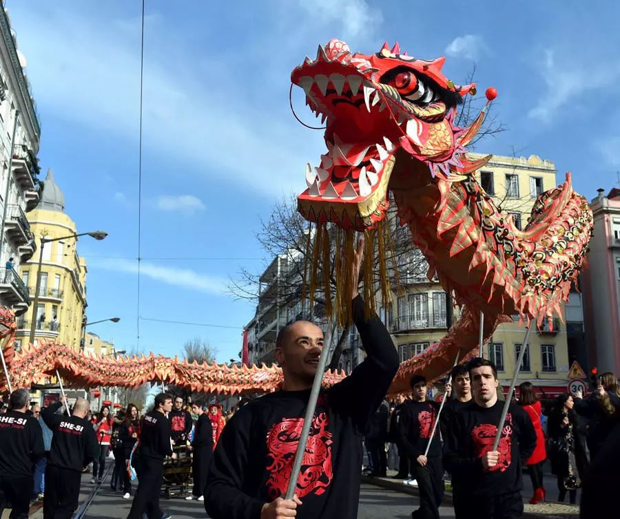 葡萄牙民众在里斯本街头庆祝中国传统农历新年(来源:新华社)