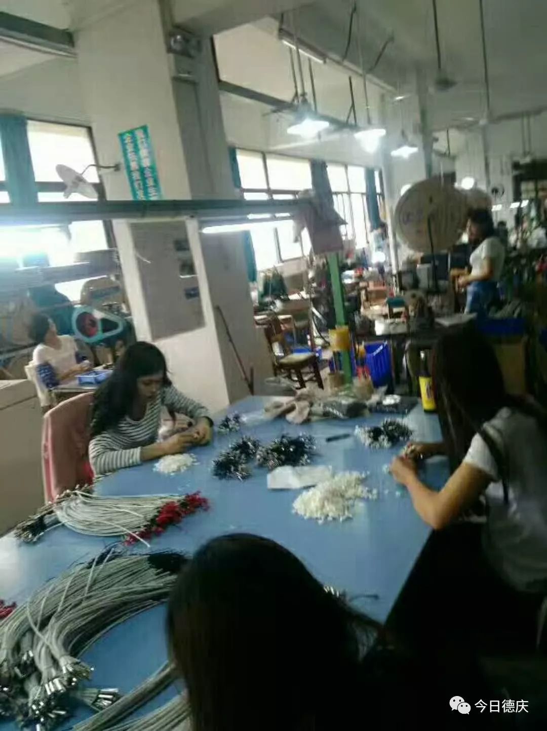 雪糕厂女工工作图片