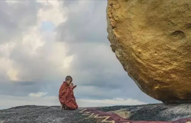 前面的路 或许漫长而崎岖 放下包袱,轻装前行 忘记曾经,让心归零 迈步