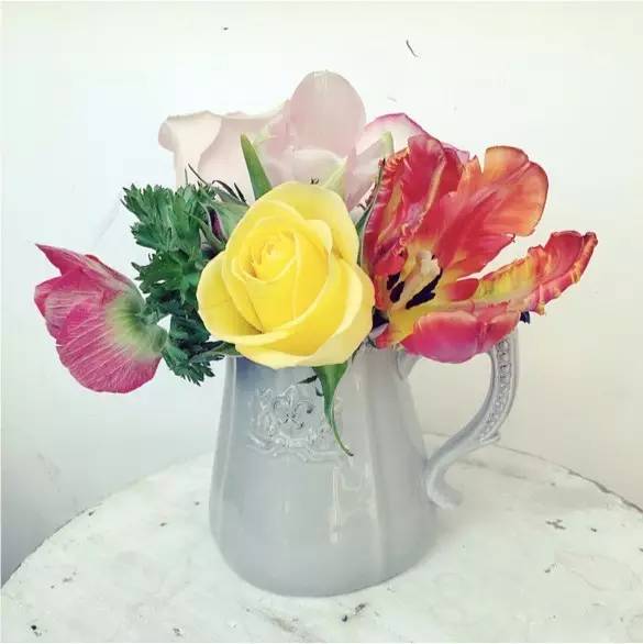 灰色浮雕奶杯搭配彩色花朵