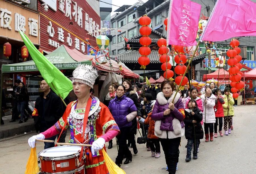 2月17日,农历大年初二,浞水镇沧浪社区居民穿着节日盛装,开展民俗民间