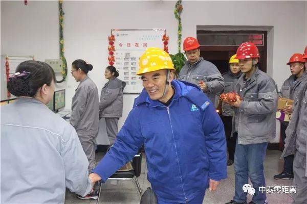 2月15日,冯召海带领党委班子成员首先来到原料二车间,与坚守在工作