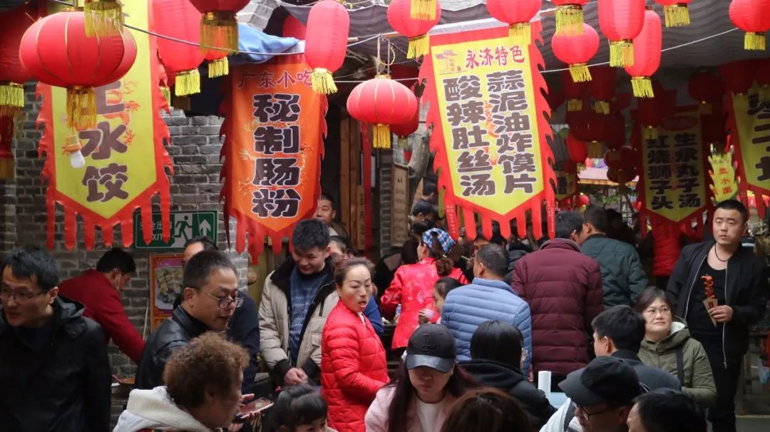 美食小吃的古村美食街,不管什么时候都是人气火爆,春节更是热闹非凡