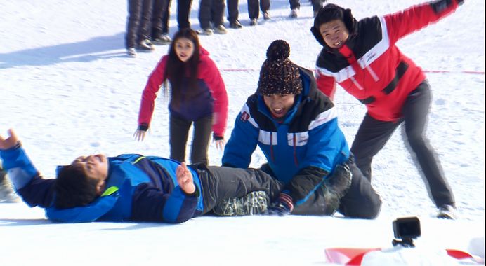 敏健雪地拜年磕到门牙?方斌,老韩赤脚站在冰上唱歌为了啥?