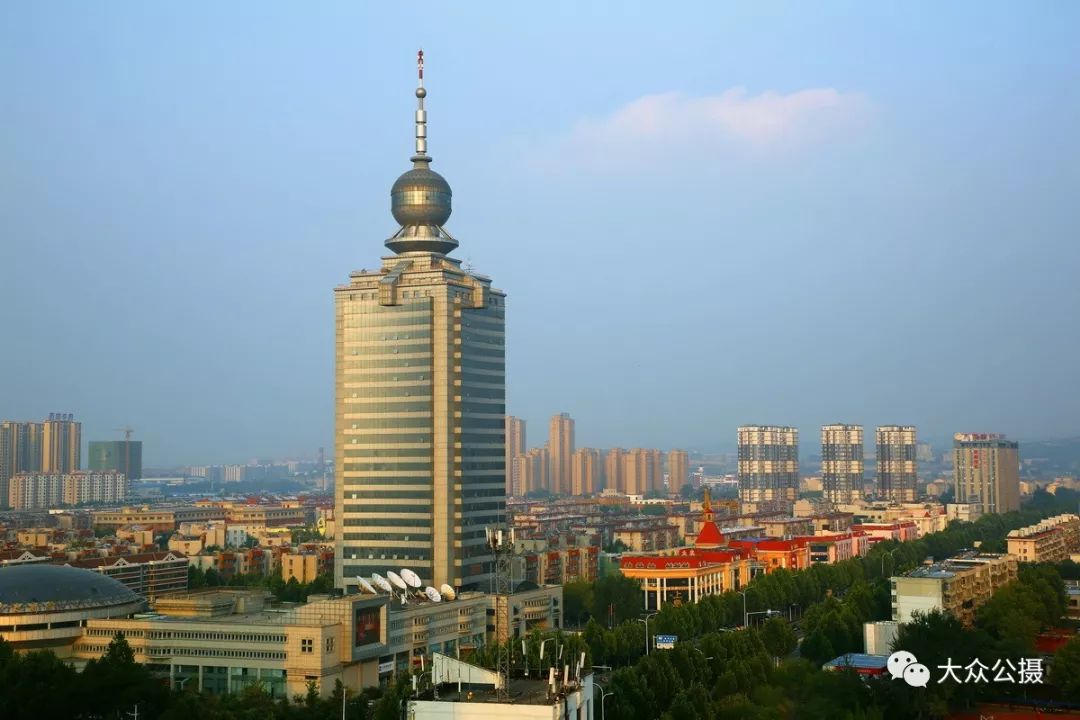 位于淄博金晶大道,与华润万象汇一体.建筑高度172.