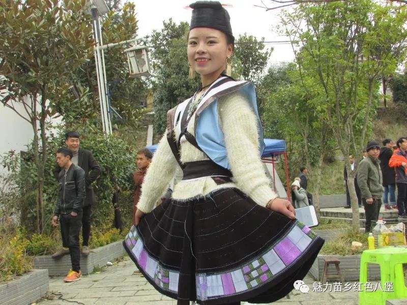 毕节苗族采花节八堡乡新开村苗家儿女踩花坡