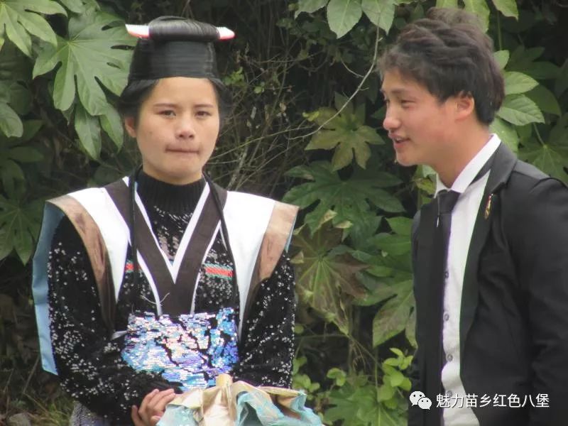 毕节苗族采花节八堡乡新开村苗家儿女踩花坡