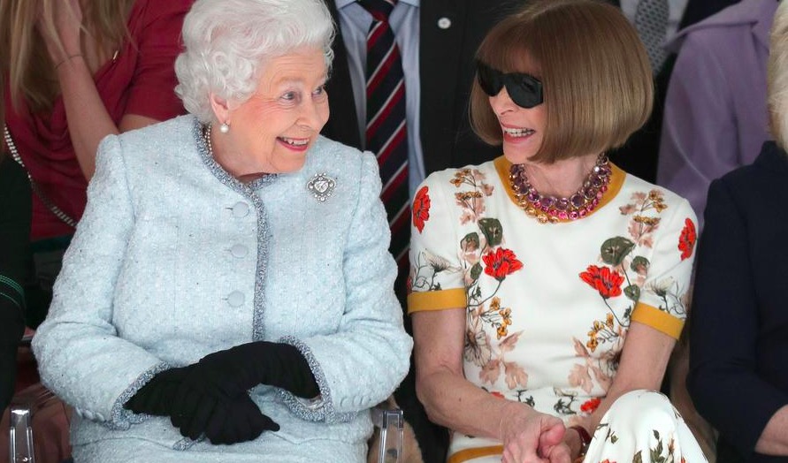 英女王出席伦敦时装周 与时尚女魔头同台
