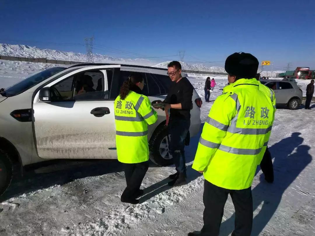 阿克塞路政,养护人员昼夜兼程除雪保畅