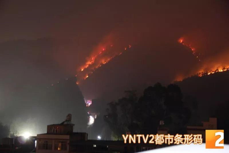 紧急近千人20小时奋力救火出动直升机吊桶昨夜昆明长虫山山火今晨明火