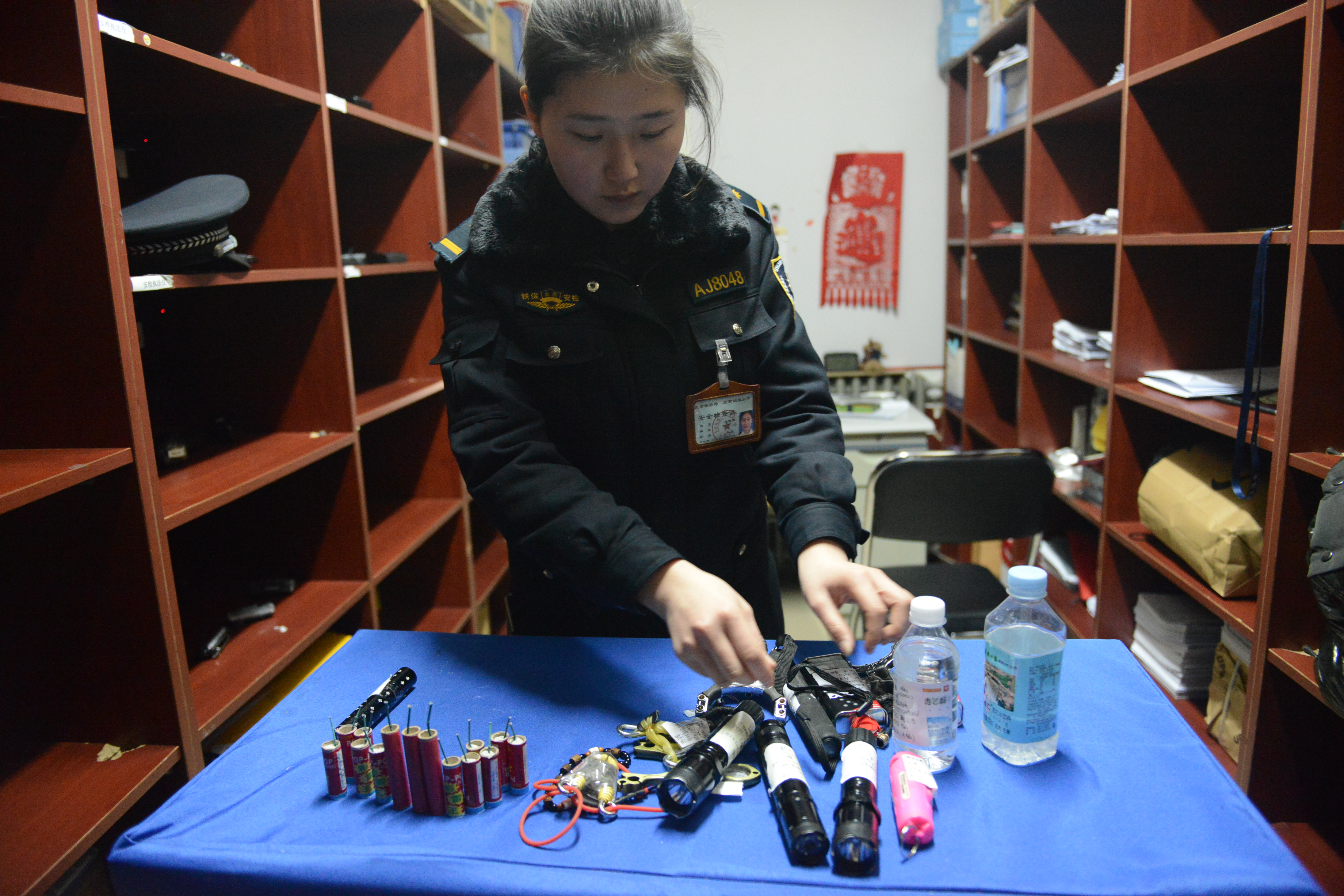 北京站安检人员春节假期查获的鞭炮