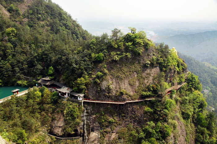 大慈岩位于建德市南面24公里处,是中国少数几处能见到建在山腰上的