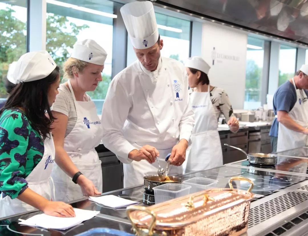 时尚 正文 法国蓝带国际学院的专业设置主要分为商业管理和厨艺两个