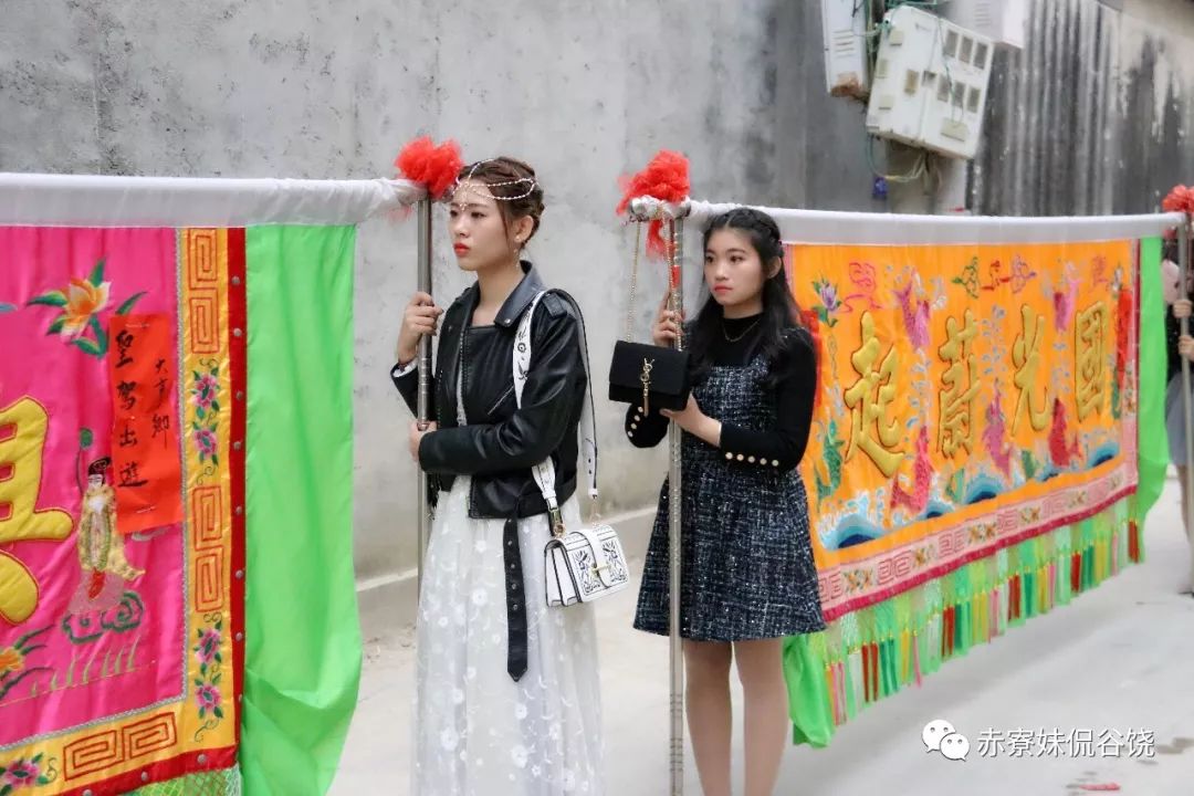 今日谷饶大闹热扛旗美女如云还有英歌锣鼓武术表演