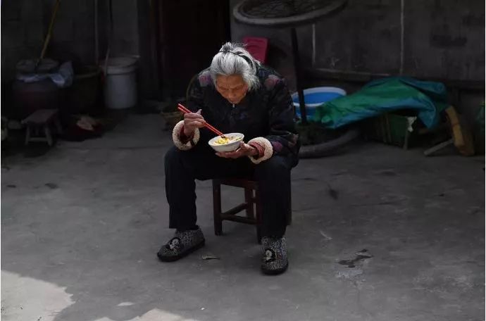 闺女无奈抢过老人的碗,端到前面夹菜,女儿每夹一个菜, 老人就在一旁喊