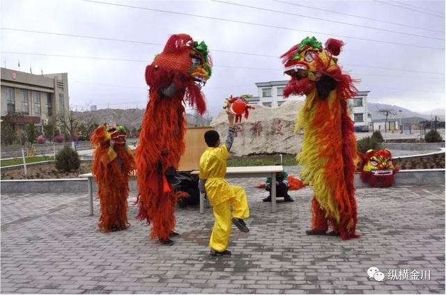 认为舞狮可以驱邪辟鬼,故每逢喜庆节日,都喜欢打锣打鼓,舞狮助庆