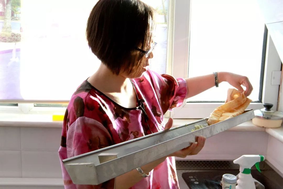 一家人吃完饭,作为家庭主妇的王艳娟还有继续收拾打扫.