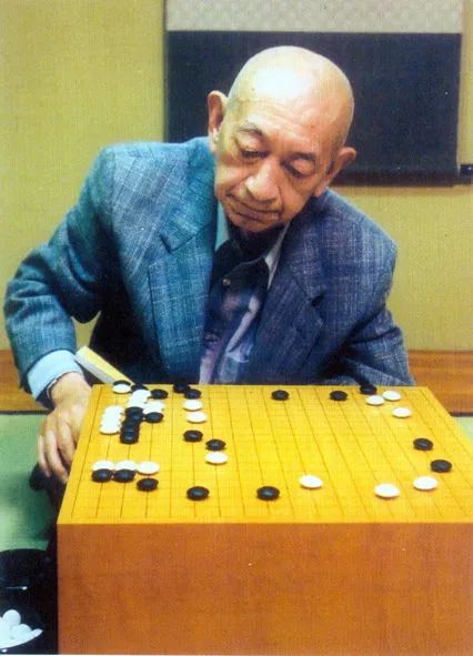 东渡日本后,吴清源与日本著名棋士木谷实开创了"新布局,被称为围棋