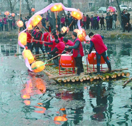 "水龙"表演庆新年