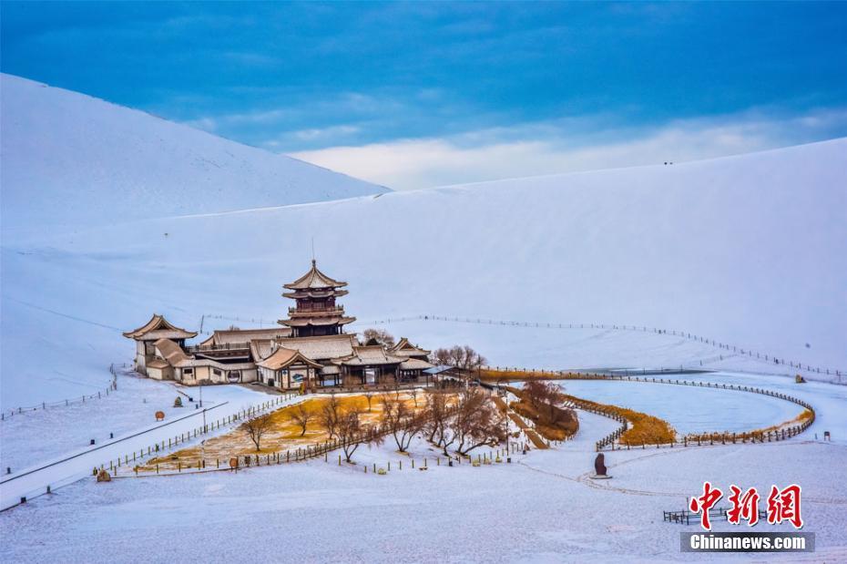 敦煌大漠迎新春瑞雪鸣沙山月牙泉盛装引客