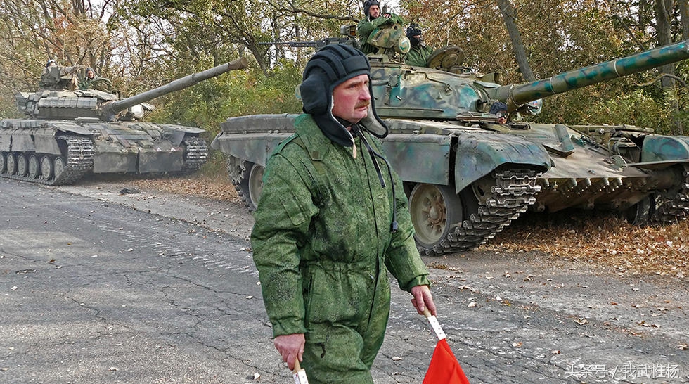 顿涅茨克民兵使用t-72进行装甲兵训练