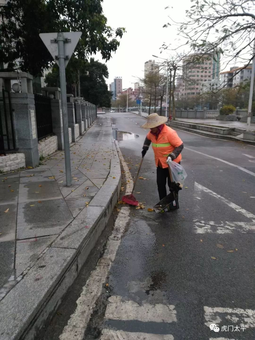 把街道垃圾落叶细心清扫,看着干净整洁的道路,上班的心情更美丽.