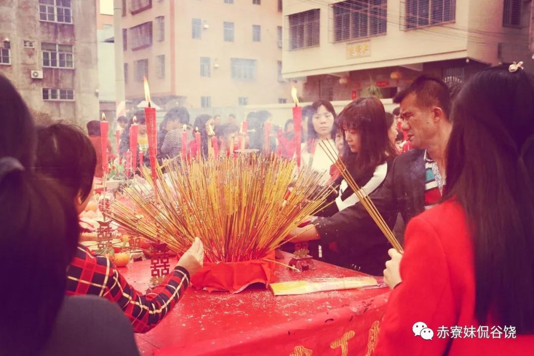 潮阳谷饶大闹热,扛旗美女如云,而且还有.