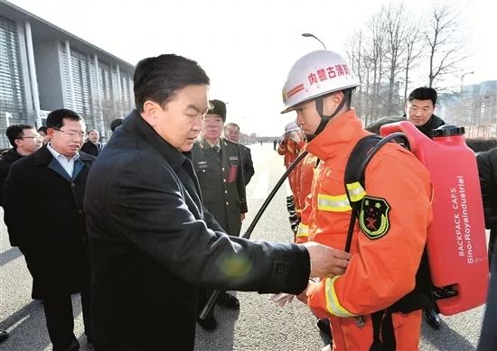 市委书记张院忠来到首届祈福鹿城文化庙会会场,检查安全生产工作,慰问