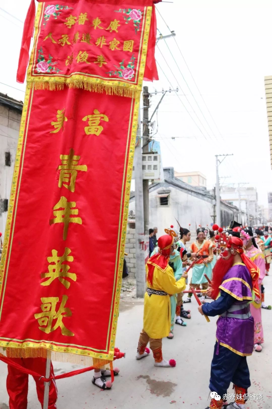 今日谷饶大闹热扛旗美女如云还有英歌锣鼓武术表演