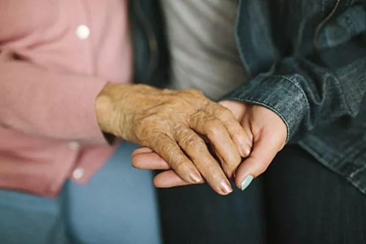 【阅读悦读丨诗歌】雨天《牵着妈妈的手》