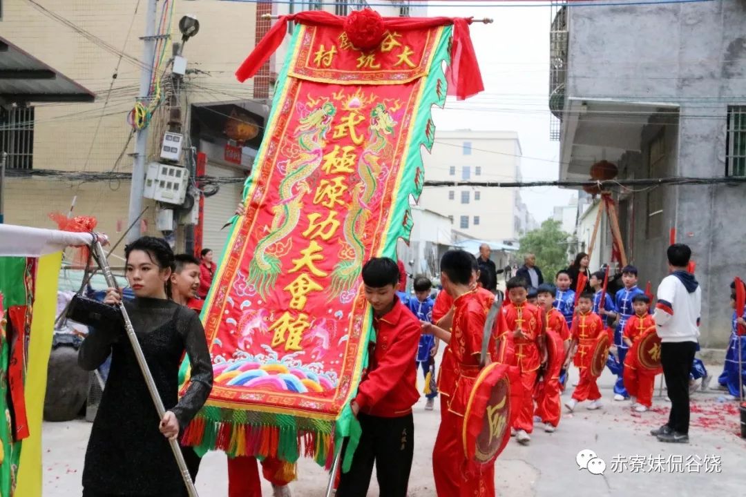 今日谷饶大闹热,扛旗美女如云,还有英歌,锣鼓,武术表演!