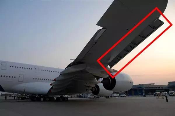 前缘缝翼前缘缝翼的作用就是将机翼下表面的气流引导到上表面,吹散