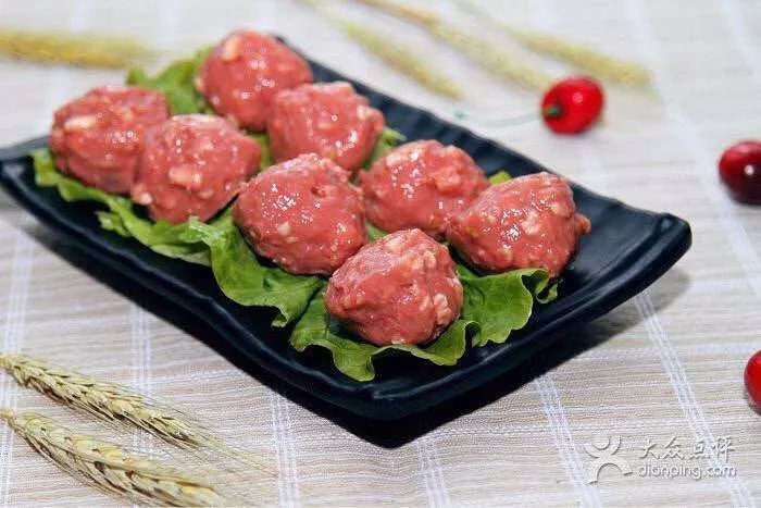 采用新鲜牛肉经过反复捶打,纯手工制作,肉丸柔脆有弹性,鲜美馨香,口感