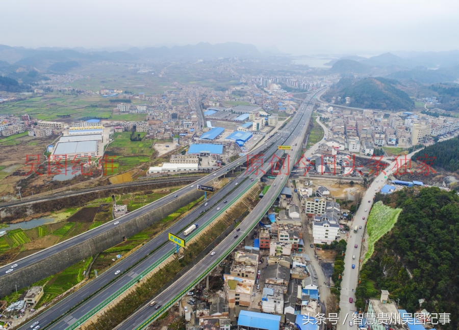 俯瞰贵阳市惟一县级市清镇市,高速公路从城中穿过交通