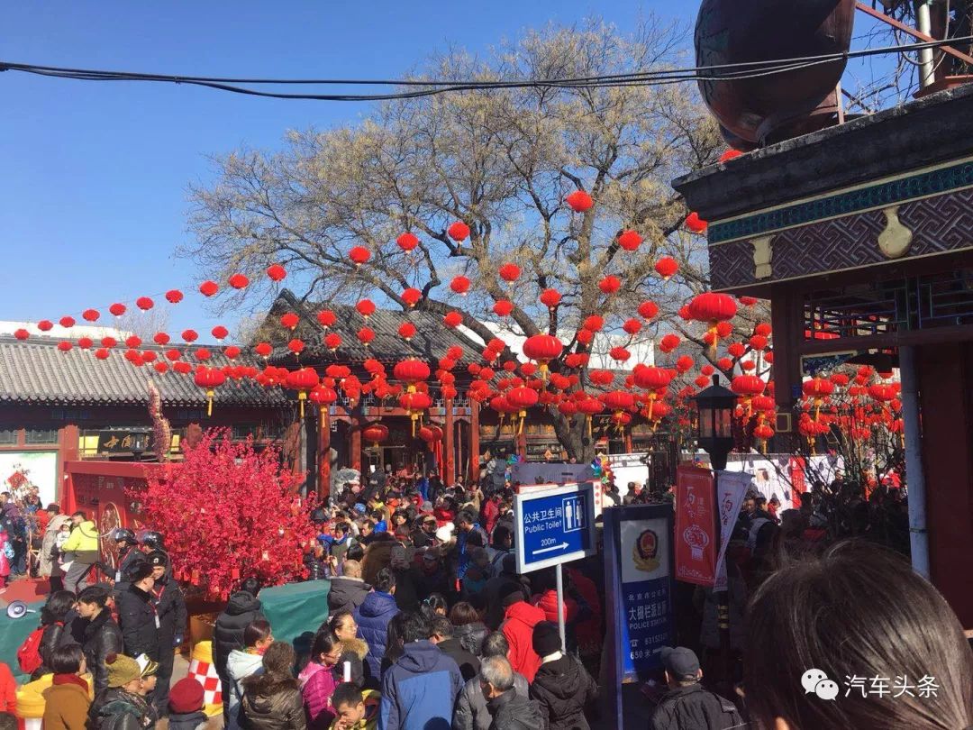 春节采风丨北京土著探访"空城"记:庙会向左,汽车体验店向右