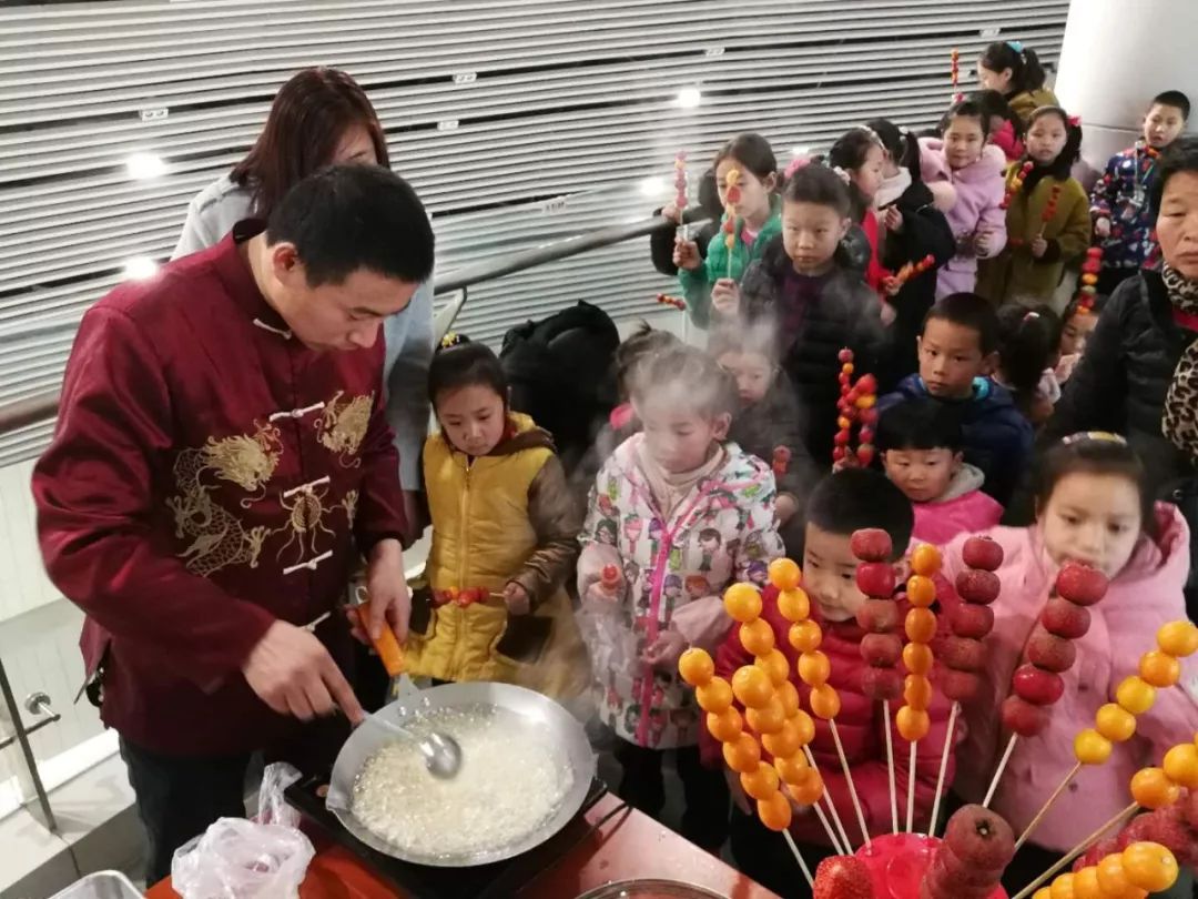 小朋友们看着还没做好的糖葫芦,口水都快流出来了.