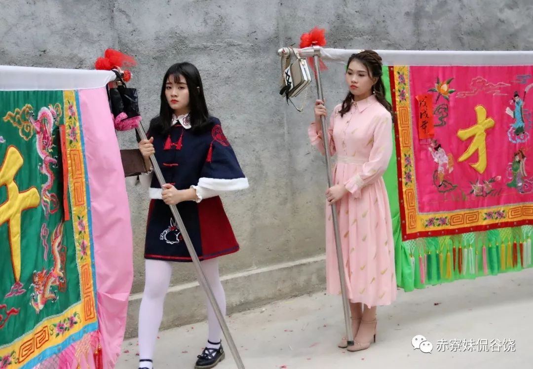 今日潮阳谷饶大闹热扛旗美女如云还有英歌锣鼓武术表演