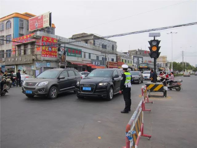 志愿服务春节不休息看胪岗溪头车站的那一抹红