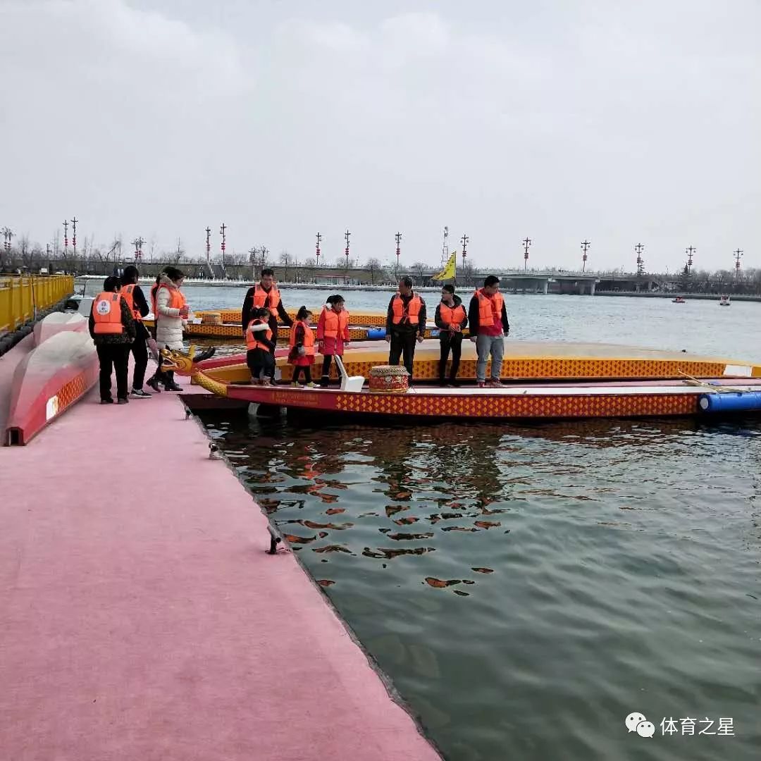 大荔新年千人齐聚同州湖-划龙舟