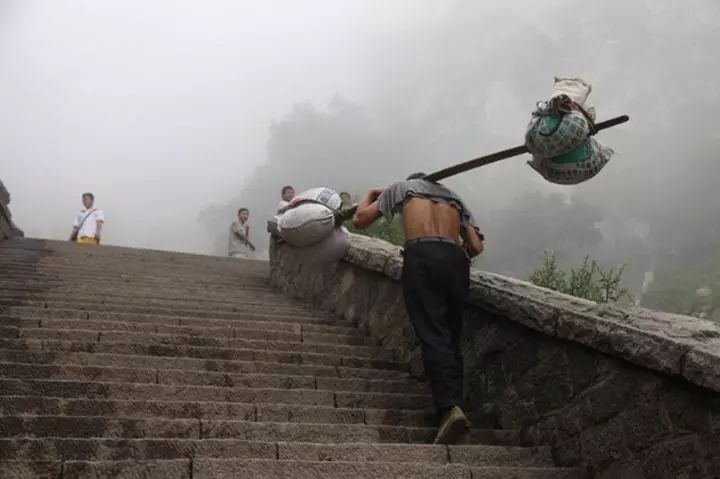 【阅读悦读|图说 】段英贤《泰山挑夫托起心中的太阳》