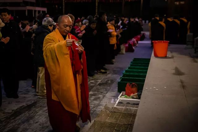 寺务处副主任慧觉法师拈香主法礼请上海玉佛禅寺监院法会伊始慈悲融融