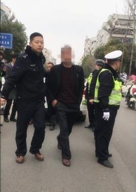 男子大年初三当街抓扯辱骂阆中交警被拘留 2月18日,正值大年初三,进出