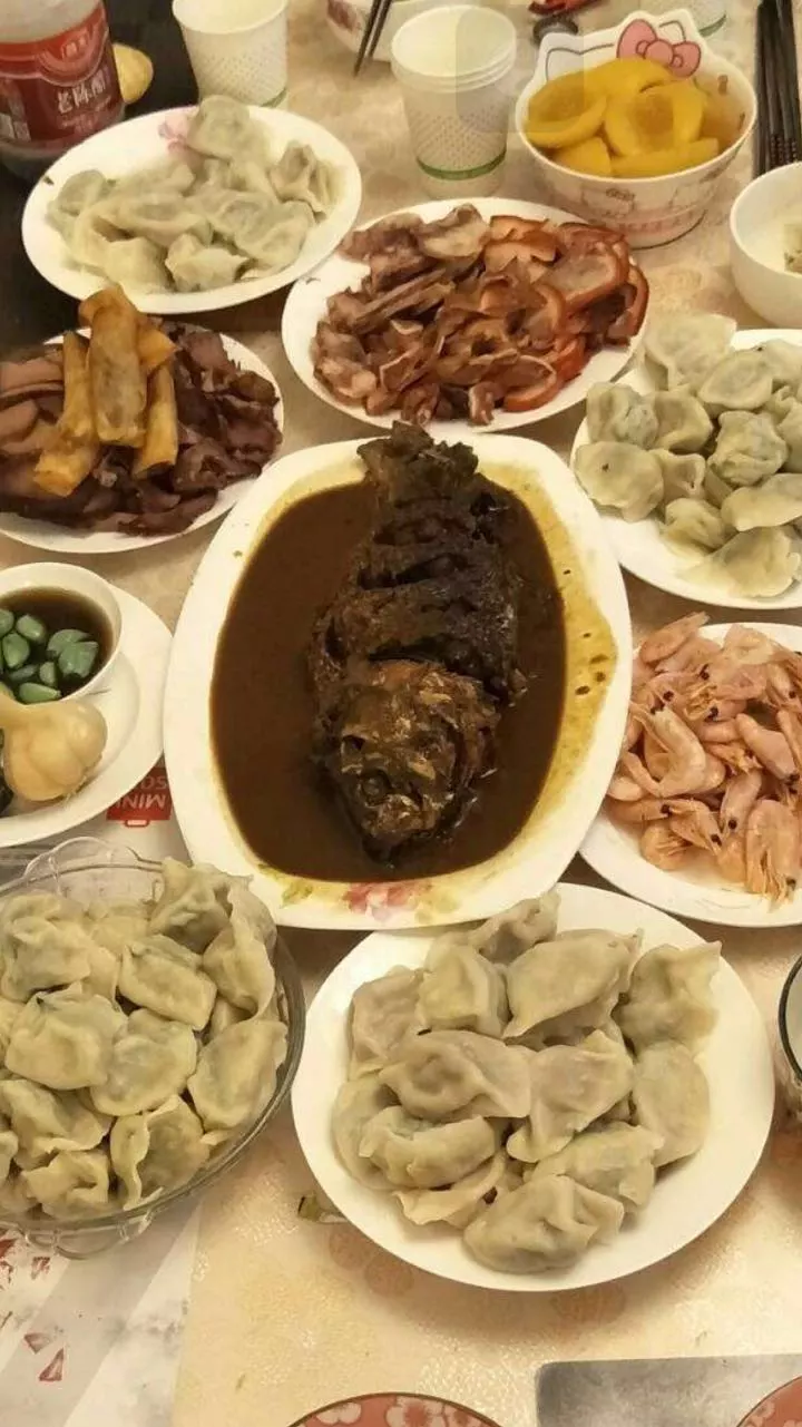 4人对年夜饭的感想:我们这中午吃的好,晚上主要是吃饺子